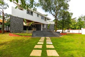 The Grey Medley by StayVista with Mediterranean interiors, Swimming pool, Jacuzzi, Projector & A lush lawn with Gazebo
