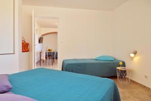 Maisons de vacances Residence Roc E Mare Tiuccia : Appartement avec Douche