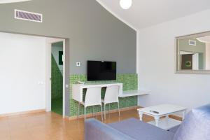One-bedroom adapted apartment (2 adults and 1 child) room in Hyde Park Lane
