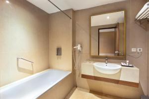 Phòng Đôi hoặc Hai Giường Đơn Loại Sang (Deluxe Double or Twin Room)