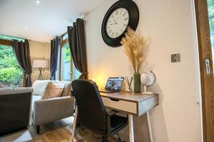 Campbell Park Apartment - City Centre - Free Parking, Balcony, Super-Fast Wifi and Smart TV with Netflix by Yoko Property