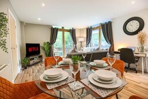 Campbell Park Apartment - City Centre - Free Parking, Balcony, Super-Fast Wifi and Smart TV with Netflix by Yoko Property