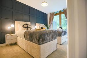 Campbell Park Apartment - City Centre - Free Parking, Balcony, Super-Fast Wifi and Smart TV with Netflix by Yoko Property