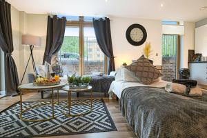 Campbell Park Apartment - City Centre - Free Parking, Balcony, Super-Fast Wifi and Smart TV with Netflix by Yoko Property