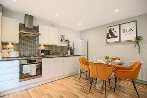 Campbell Park Apartment - City Centre - Free Parking, Balcony, Super-Fast Wifi and Smart TV with Netflix by Yoko Property