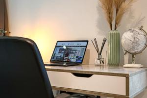 Campbell Park Apartment - City Centre - Free Parking, Balcony, Super-Fast Wifi and Smart TV with Netflix by Yoko Property