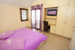 Apartments with a parking space Makarska - 11418