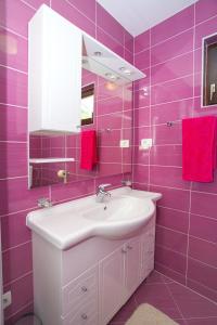 Apartments with a parking space Makarska - 11418