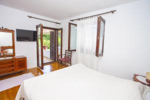 Apartments with a parking space Makarska - 11418