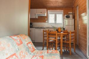 Maisons de vacances Village de Gites des Chalets du Camping du Golf : photos des chambres