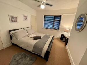 Delightful 2 bed detached home with secure parking