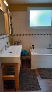 Maisons de vacances Gite galets et bois flottes proche mer gold beach meuble de tourisme 4 etoiles : photos des chambres