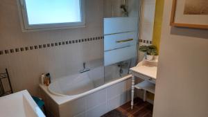 Maisons de vacances Gite galets et bois flottes proche mer gold beach meuble de tourisme 4 etoiles : photos des chambres