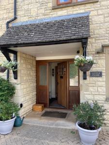 Cotswolds Luxury House in Central Bourton Large Sleeps 2-11. Pet Friendly.