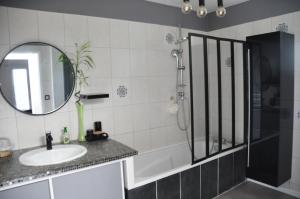 Villas Maison avec piscine, jaccuzi, hammam a 800 m du lac : photos des chambres