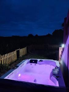 Maisons de vacances Le repos de pont calleck avec Jacuzzi : photos des chambres