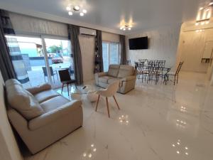 Luxury Apartments-LA Dino Maky