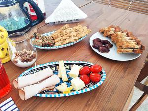 Maisons d'hotes Dream of Mediterranean house, Jacuzzi, BBQ, Delices ensoleilles : Suite Lit Queen-Size - Vue sur Jardin