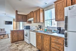 Quaint Mariposa Home with Private Deck and Yard!