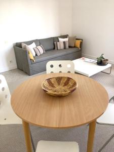 Dans une maison, appartement indépendant et jardin