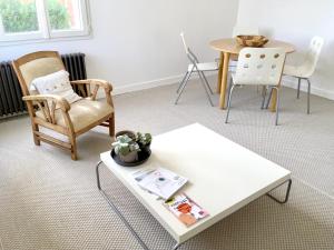 Dans une maison, appartement indépendant et jardin