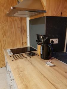 Spacious heated Yurt with Hot tub, 5 mins to beach