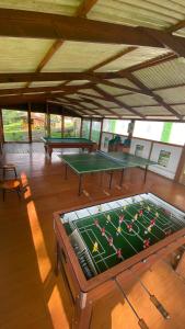 Moderna cabaña en medio de la naturaleza