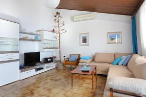 Apartments by the sea Podgora, Makarska - 11432