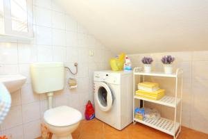 Apartments by the sea Podgora, Makarska - 11432