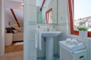 Apartments with a parking space Hvar - 11427