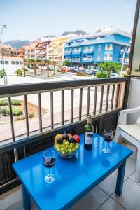 Spacious 3 bedroom apartment in Puerto de Santiago. Walk to the beach. Fast WiFi, Netflix, workstation.