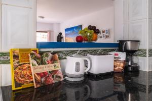 Spacious 3 bedroom apartment in Puerto de Santiago. Walk to the beach. Fast WiFi, Netflix, workstation.