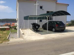 Apartments with a parking space Barbat, Rab - 11532