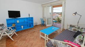 Apartments with a parking space Makarska 11567