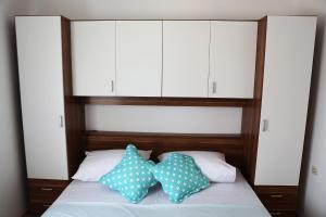 Apartments with a parking space Bol, Brac - 11568