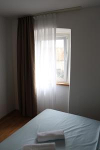 Apartments with a parking space Bol, Brac - 11568