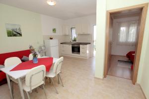 Apartments with a parking space Mavarstica, Ciovo - 11563