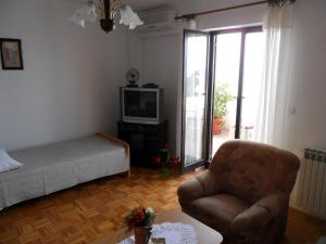 Apartments with a parking space Senj - 11605