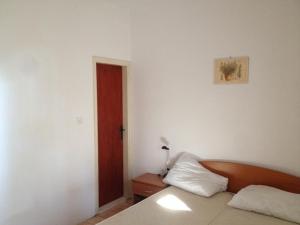 Apartments by the sea Sveta Nedilja, Hvar - 11433