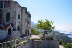 Apartments with a parking space Brela, Makarska - 11552