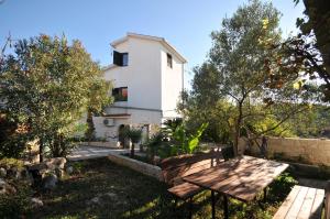 Apartment Okrug Donji 13732a - 3hvězdičkové hotely ve městě Okrug Donji