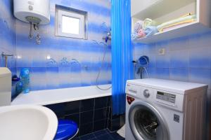 Apartments with a parking space Kastel Luksic, Kastela - 13734