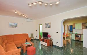 Apartments with parking space Fazana - 13761