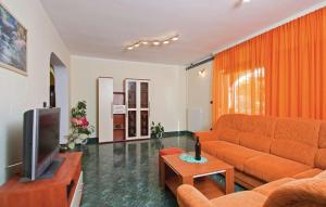Apartments with parking space Fazana - 13761