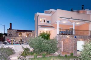 Family friendly house with a swimming pool Maslenica, Novigrad - 13770 