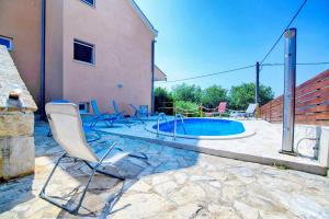 Family friendly house with a swimming pool Maslenica, Novigrad - 13770