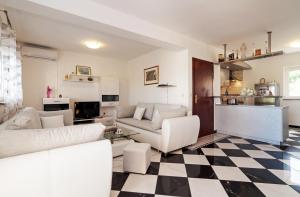 Family friendly house with a swimming pool Maslenica, Novigrad - 13770