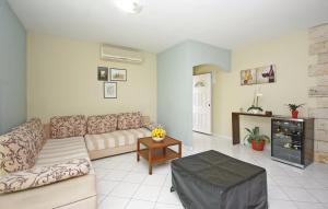 Family-friendly apartments with swimming pool Makarska - 13772