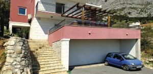 Apartments with a swimming pool Makarska - 13772