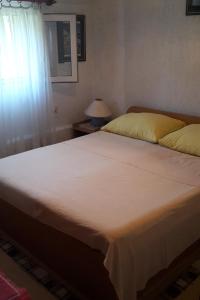 Apartments by the sea Prvic Luka, Prvic - 13845